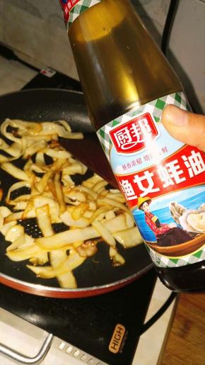 加入准备好的耗油一汤勺，具体用量看杏鲍菇的实际份量。
