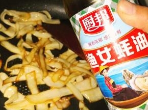 加入准备好的耗油一汤勺，具体用量看杏鲍菇的实际份量。