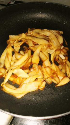 继续中火翻炒到上色。