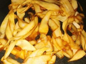 继续中火翻炒到上色。