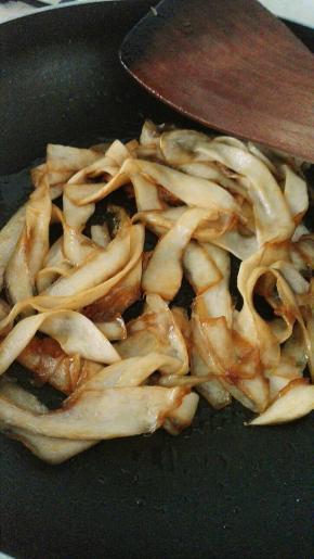 已经炒到表面上色了。这时候已经基本上没有水份了，不炒干就不是干煸的味道了，这步非常重要。也是最费时间的一个步骤。