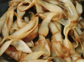 已经炒到表面上色了。这时候已经基本上没有水份了，不炒干就不是干煸的味道了，这步非常重要。也是最费时间的一个步骤。