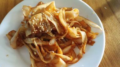 最后加入香油翻炒，出锅撒芝麻，就完成了！