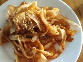 最后加入香油翻炒，出锅撒芝麻，就完成了！