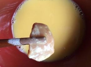 接着沾上鸡蛋液，再裹满面包糠