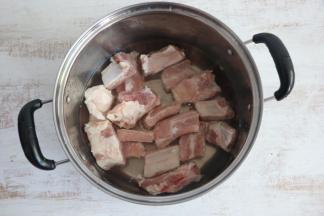 肋排冷水下锅，水开后煮3-5分钟。
焯烫好的排骨，撇去浮沫，冲洗干净备用。