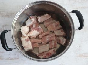 肋排冷水下锅，水开后煮3-5分钟。
焯烫好的排骨，撇去浮沫，冲洗干净备用。