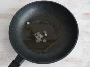锅内倒入花生油，放入冰糖小火翻炒。