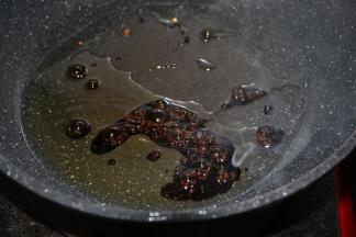 炒至冰糖融化，微微起泡泡，油变成褐色。