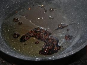 炒至冰糖融化，微微起泡泡，油变成褐色。