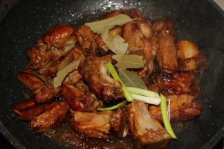 放入所以调料，继续翻炒。