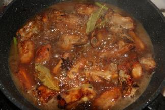 加入开水没过排骨。