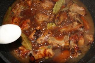 撒适量盐，大火烧开，小火慢炖。