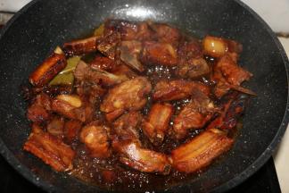 炖至排骨软烂，大火收汁即可。