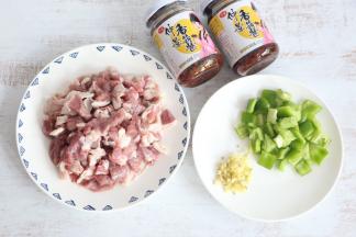 准备食材，羊肉切小块，青椒切小块备用。