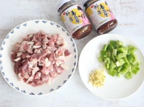 准备食材，羊肉切小块，青椒切小块备用。