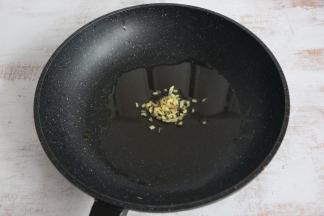 锅内倒入适量食用油。
放入姜末煸香。