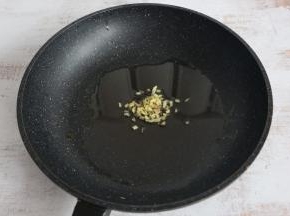锅内倒入适量食用油。
放入姜末煸香。