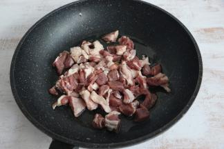 放入羊肉进行翻炒。