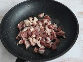 放入羊肉进行翻炒。