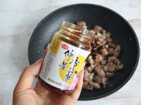 加入两大勺烧烤味的仲景香菇酱