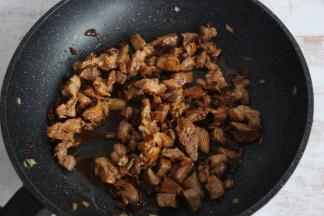 继续翻炒，使得每一块羊肉都均匀的裹上酱料。