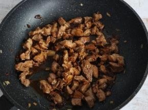 继续翻炒，使得每一块羊肉都均匀的裹上酱料。