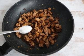 加入少许盐调味。