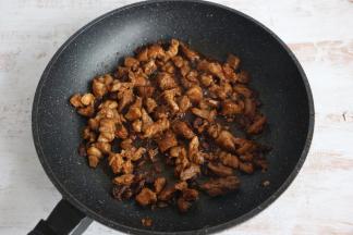 加入适量老抽调色。