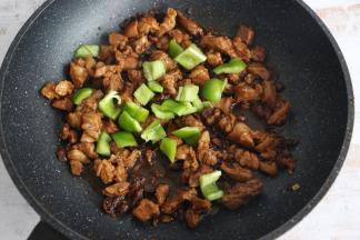 最后加入青椒翻炒一下即可出锅。