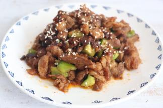 装盘后，撒一勺熟芝麻、辣椒粉。