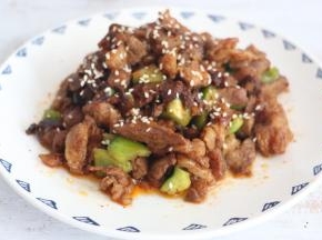 装盘后，撒一勺熟芝麻、辣椒粉。