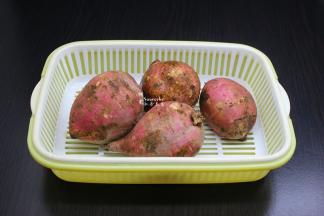 新鲜白薯洗净，沥干水；PS：白薯外皮是红薯哦，肉是白薯故叫白薯。