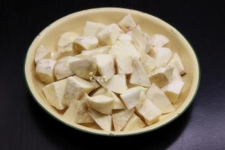 白薯去皮，切块；