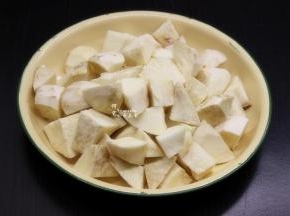 白薯去皮，切块；