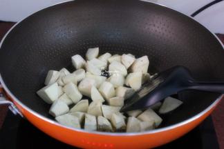把白薯块加入，翻炒；
