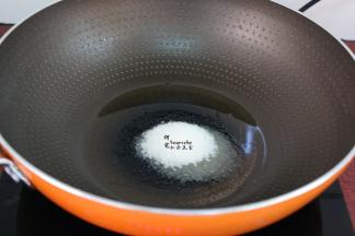 热锅，放油，放入白砂糖，中小火炒出糖色；