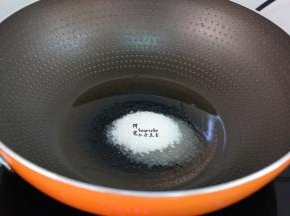 热锅，放油，放入白砂糖，中小火炒出糖色；