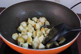 让糖色均匀裹住白薯块，要小火哦，继续翻炒；