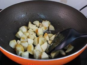 让糖色均匀裹住白薯块，要小火哦，继续翻炒；