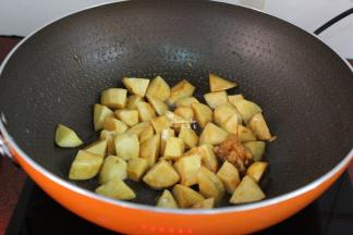 加入香醋，继续小火翻炒；