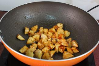 炒熟，均匀入味，喜欢吃葱的加上香葱关火，起锅即可。