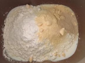 同样的做法，揉好白色部分的面团