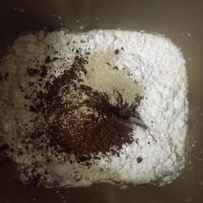 先制作黑色面团，将除了黄油以外的所有材料混合，揉至扩展阶段后加入黄油，继续揉至两者混合