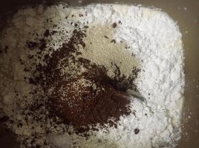 先制作黑色面团，将除了黄油以外的所有材料混合，揉至扩展阶段后加入黄油，继续揉至两者混合