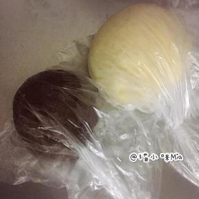 揉好的面团，用保鲜膜封住，放置温暖处进行基础发酵