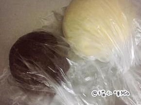 揉好的面团，用保鲜膜封住，放置温暖处进行基础发酵