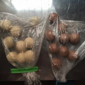 两种发酵好的面团，排气，然后分别分出一个32克的面团，剩余的面团再分别平均分为8份，揉圆，松弛15分钟