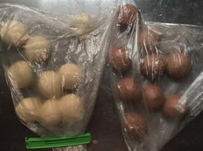 两种发酵好的面团，排气，然后分别分出一个32克的面团，剩余的面团再分别平均分为8份，揉圆，松弛15分钟