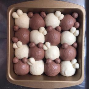 两个预留出来的32克面团，分别平均分成16个，揉圆，粘贴在面团上，做成小熊和兔子的耳朵，耳朵做好后，放温暖处二次发酵